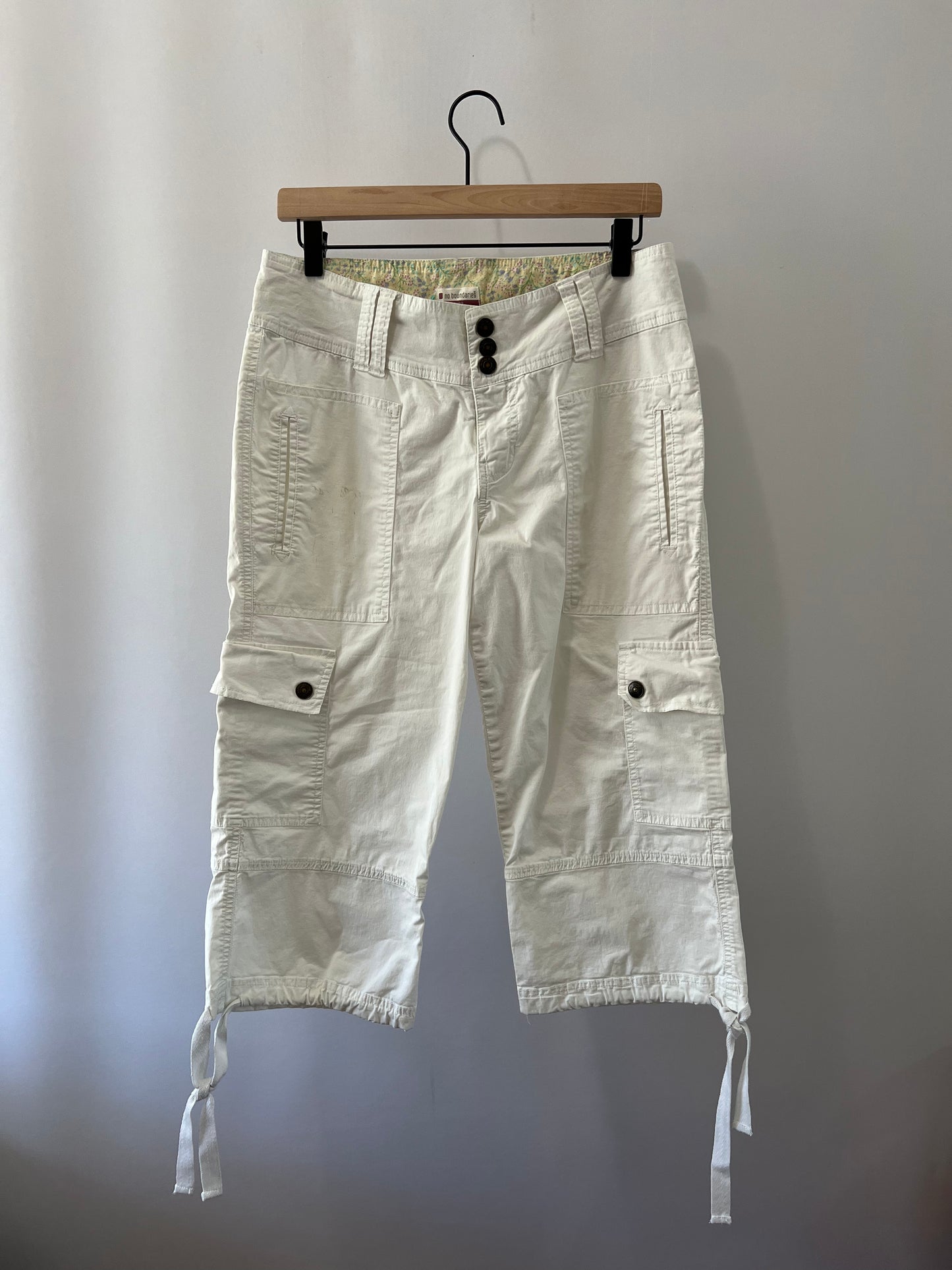 CARGO CAPRI PANTS (WHITE)