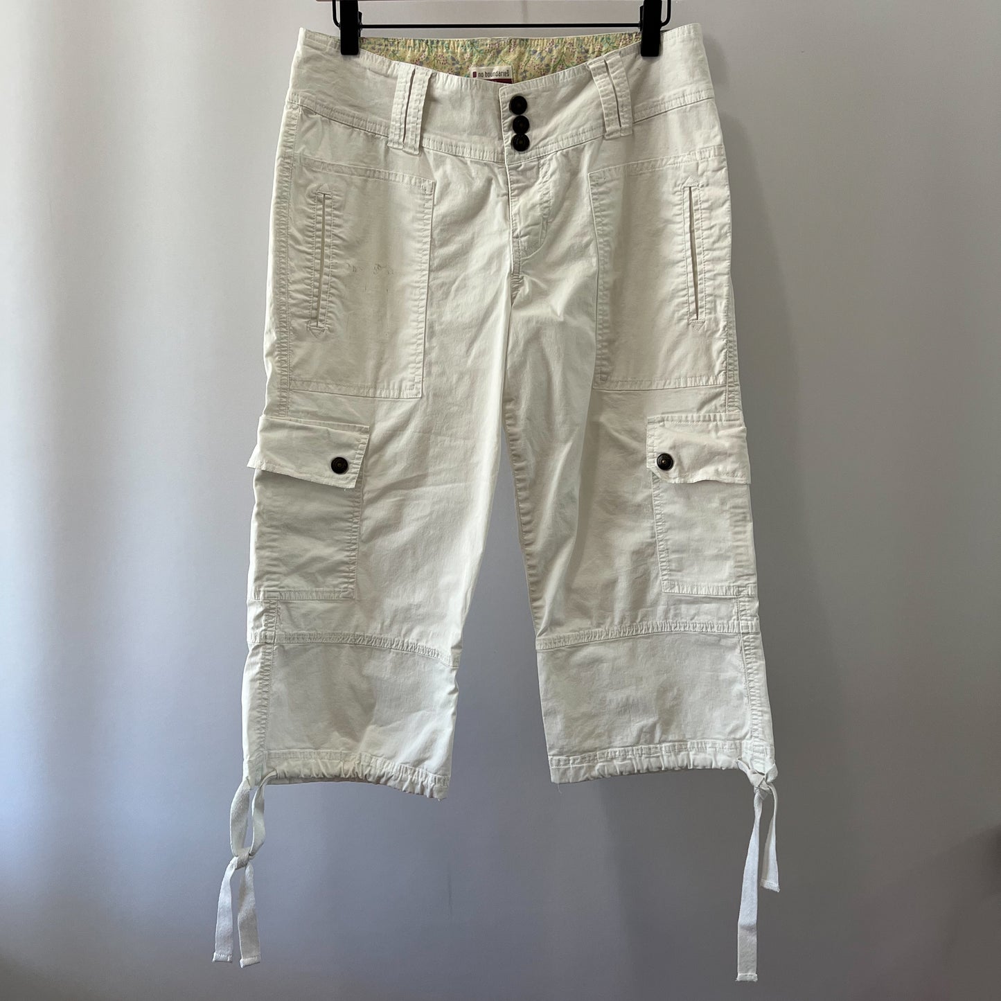 CARGO CAPRI PANTS (WHITE)